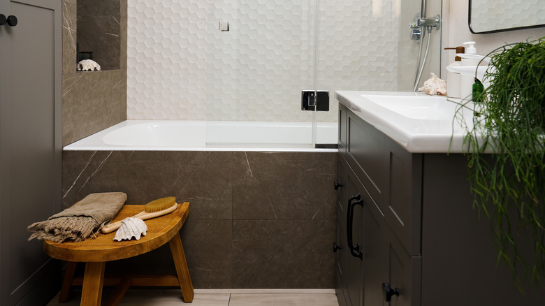 Tub in a hotel room