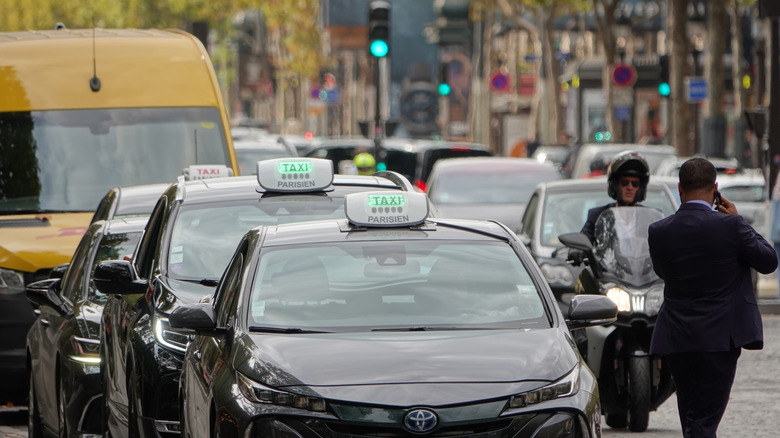 taxis at paris airport