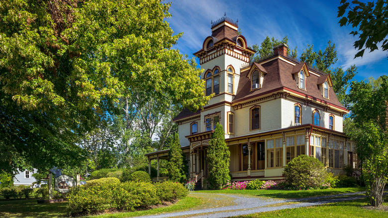 View of the front of the historic Clockmakers Inn in Windsor, Canada.