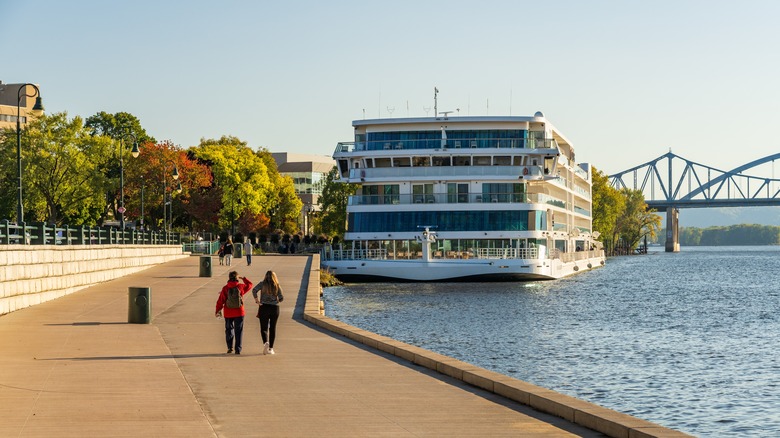Mississippi River cruise in Wisconsin