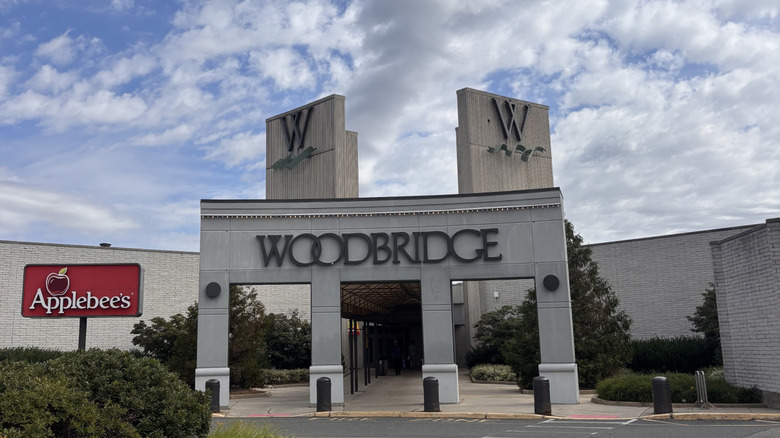The main entrance to the Woodbridge Center in New Jersey