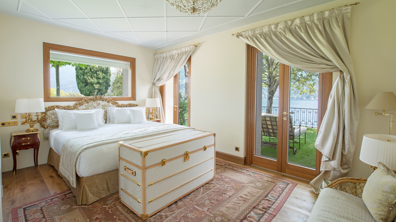 View of a grand junior suite in the villa of Passalacqua