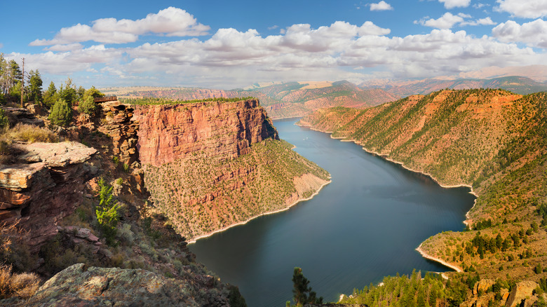 A cliffside view of the waters and desert mountains that make up the Flaming Gorge Reservoir in Wyoming