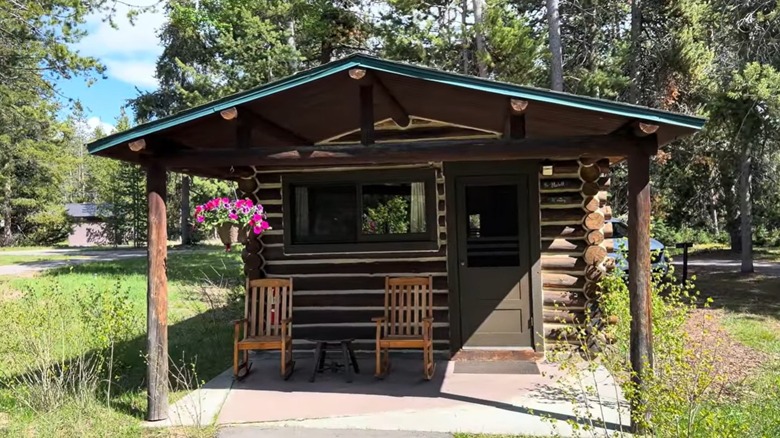 A cabin at Jennu Lake Lodge