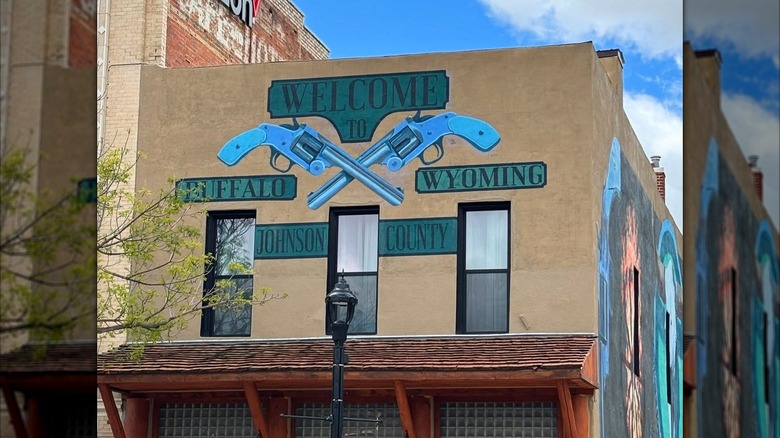 'Welcome to Buffalo Wyoming' sign with two crossed guns