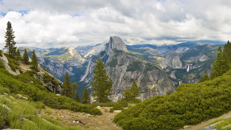 The panorama of the Yosemite mountains from Glacier Point
