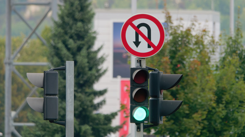 A sign prohibits U-turns at an intersection