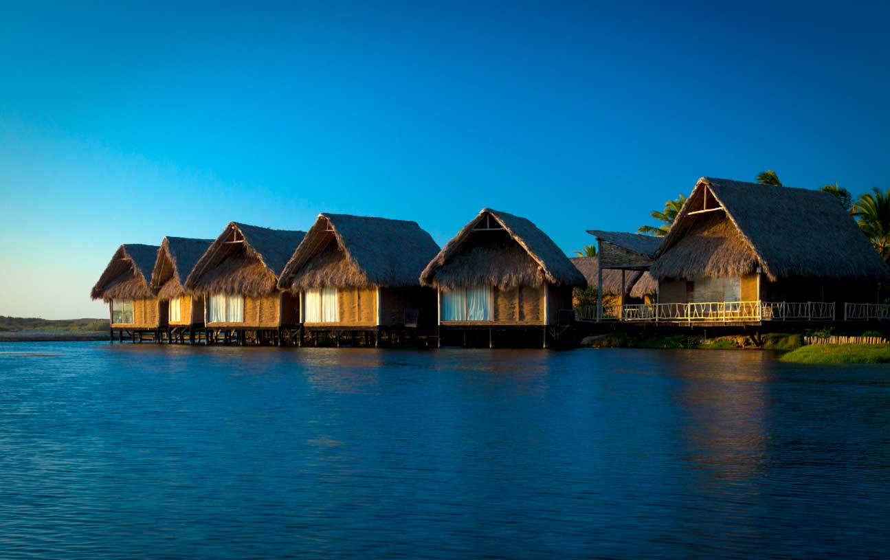 Overwater Bungalow Resorts Outside Tahiti | Mexico | Hotelito Desconocido