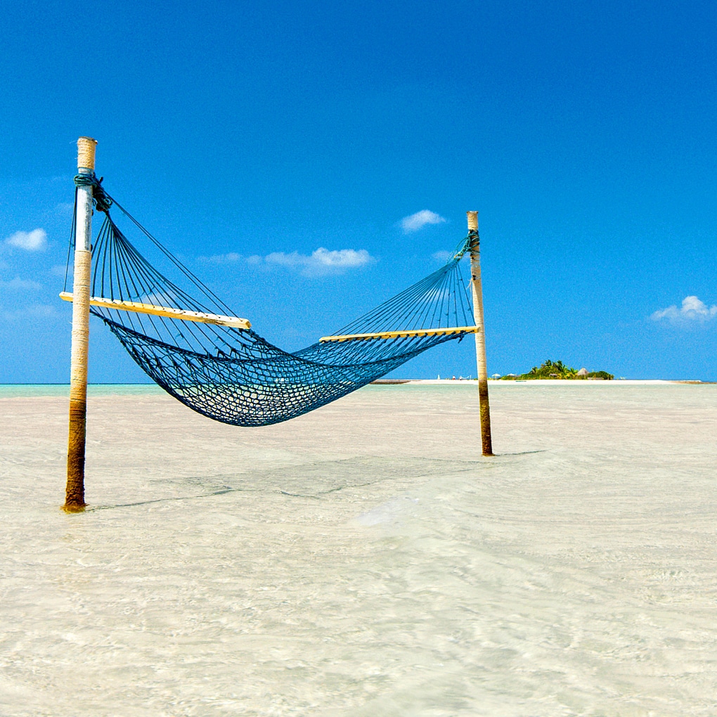 2_most_romantic_getaway_islands_maldives_hammock