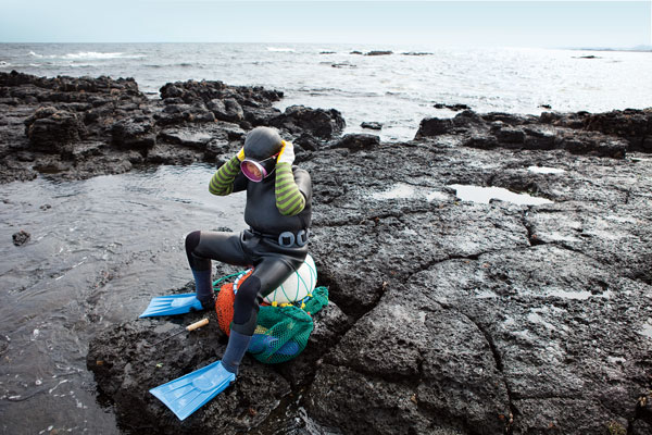 getting-ready-to-collect-abalone,-conch,-seaweed.jpg