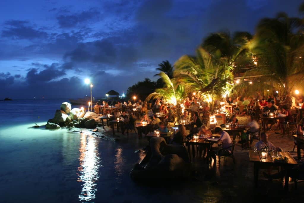 aruba nightlife restaurant on the water