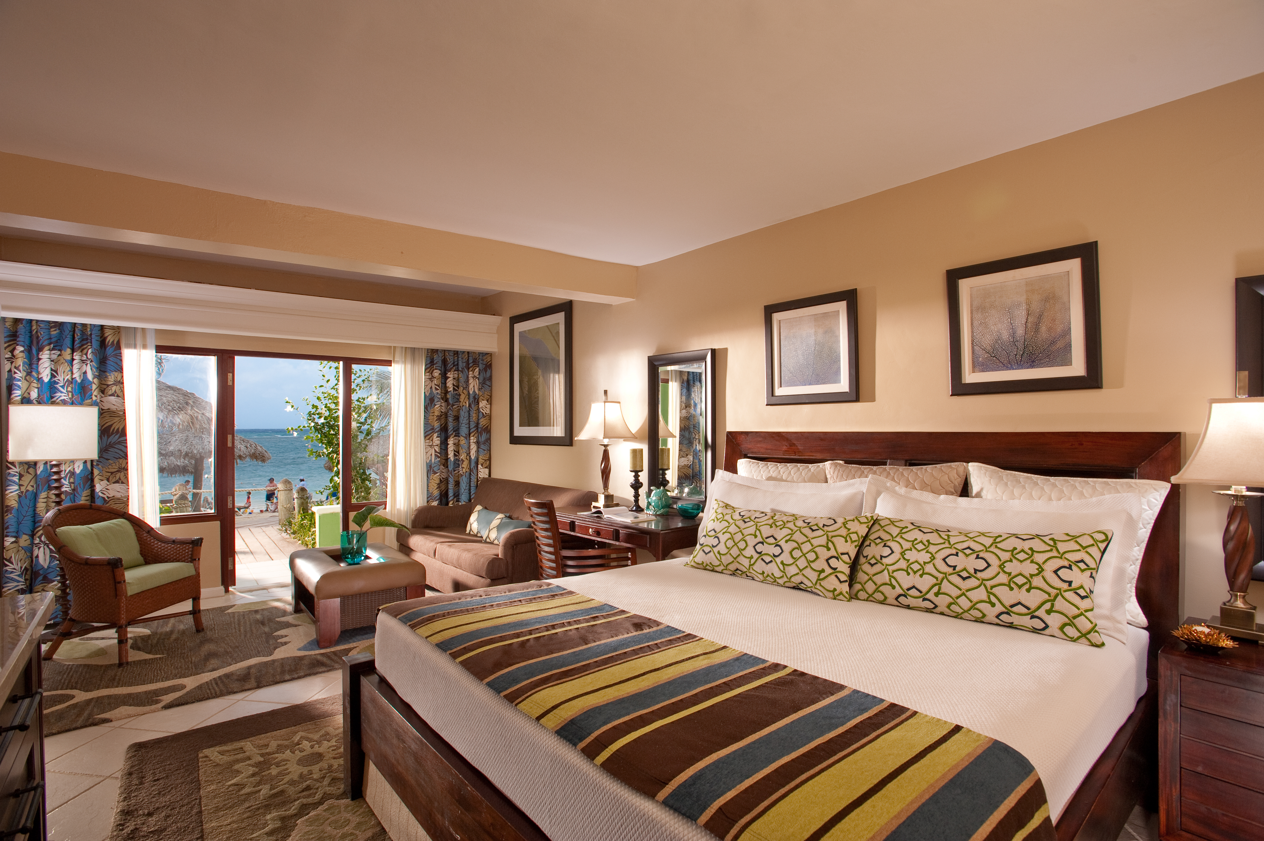 Jamaica's Best All-Inclusive Family Resort: Beachside Room
