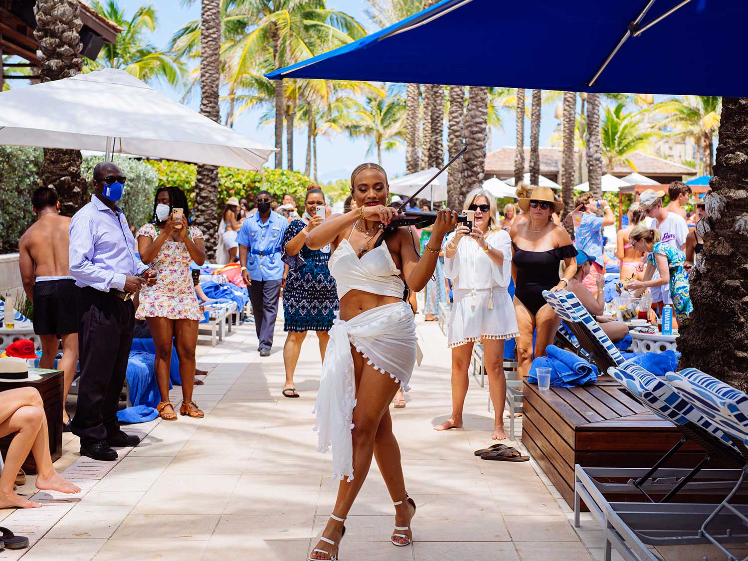 A musical performer at The Cove at Atlantis Paradise Island