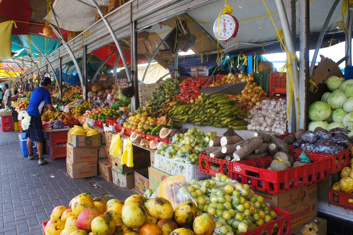 8 What To Do in Curacao: Floating Markets | Curacao Travel