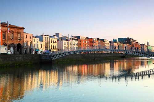 dublin-ireland-ha'penny-bridge_71481409.jpg