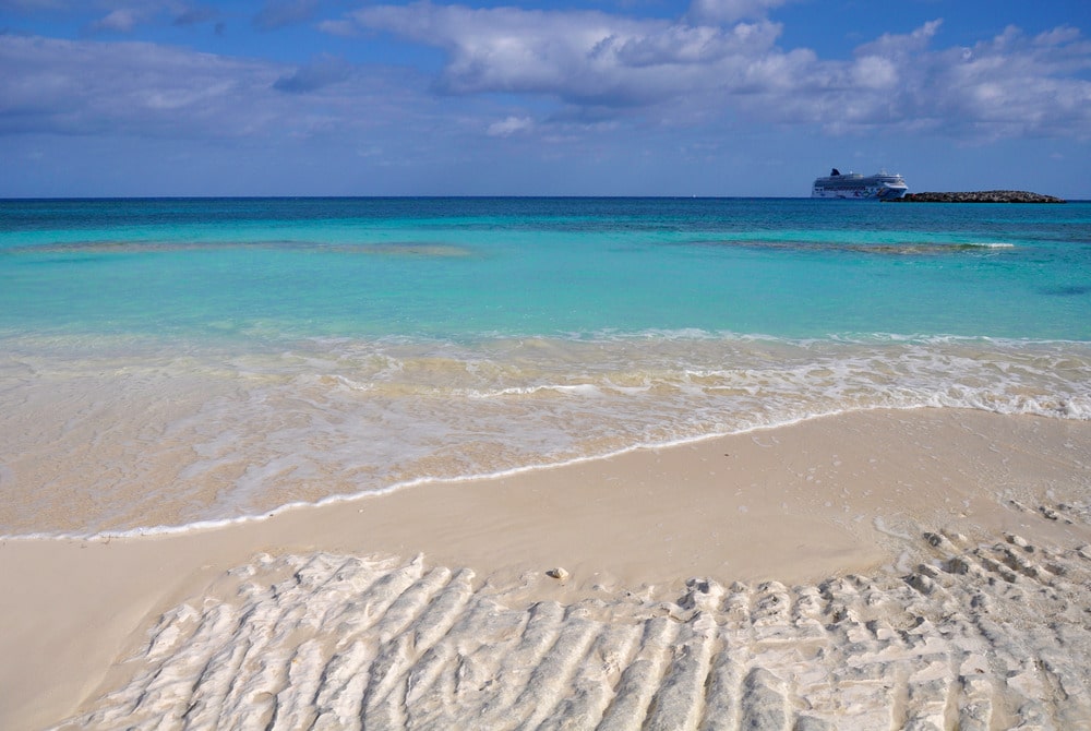 Great Stirrup Cay, Bahamas by Jaroslava Vojtassakova