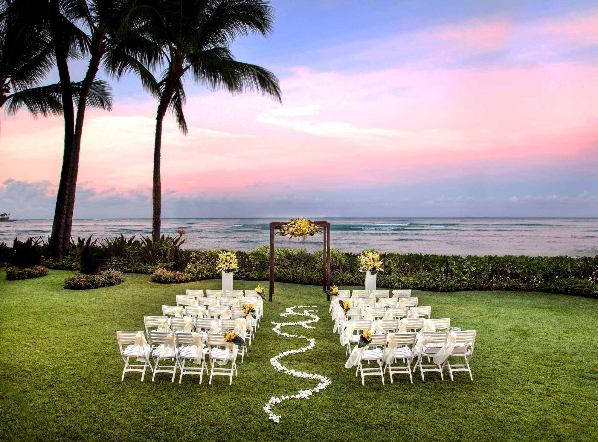 Hawaii island wedding venue: Moana Surfrider, A Westin Resort & Spa