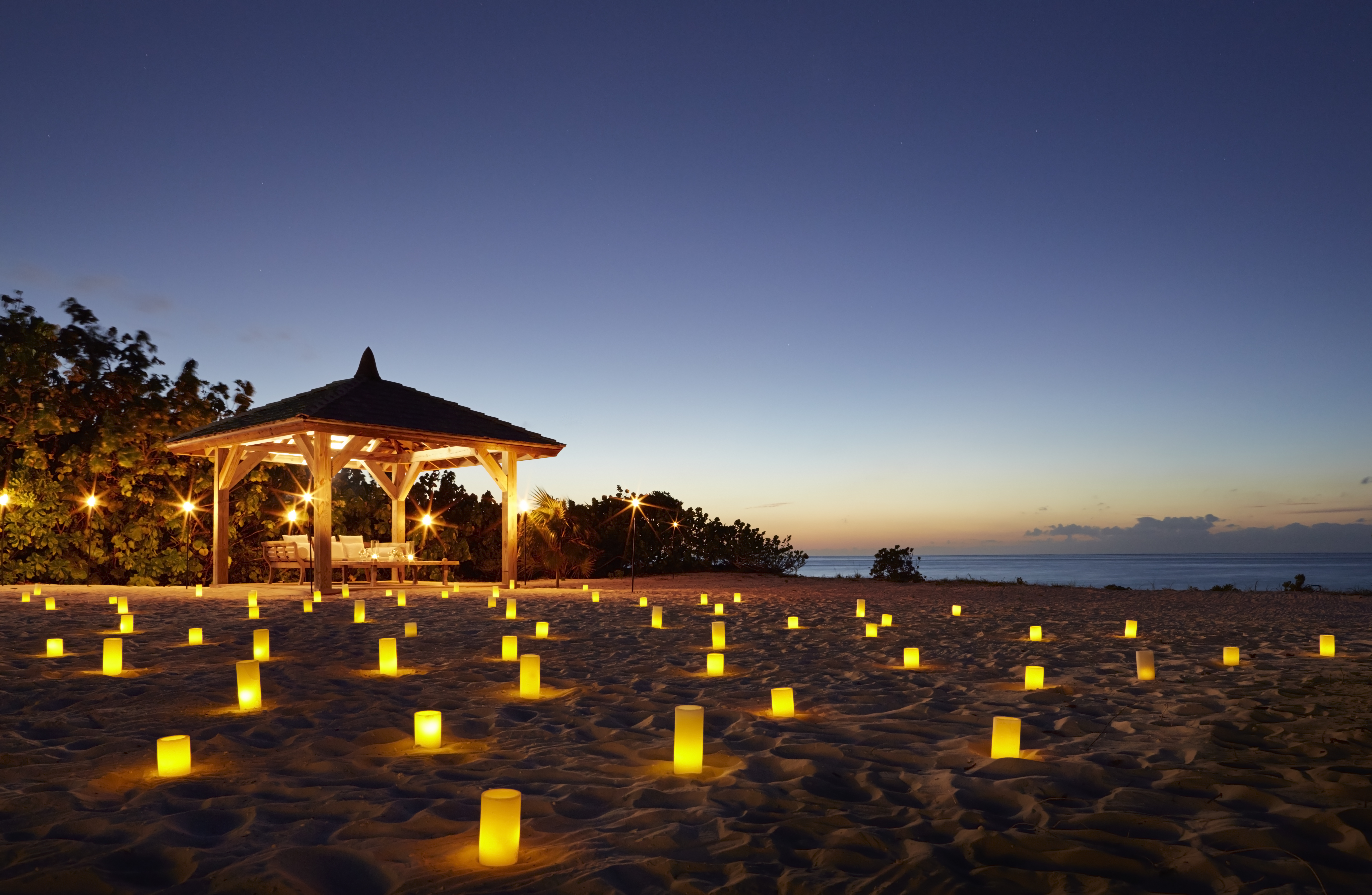 sofia vergara and Joe Manganiello honeymoon at parrot cay resort | romantic dinner