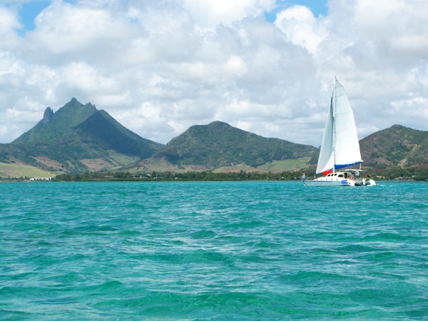 mauritius-3-sailing-to-ile-aux-cerfs.jpg