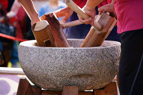 mochi-pounding-honouluweeklyl.jpg