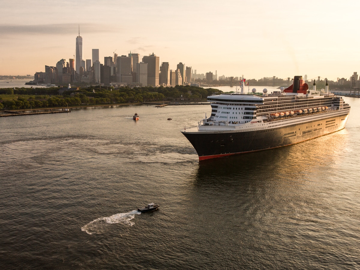 Queen Mary 2 Cunard New York Skyline