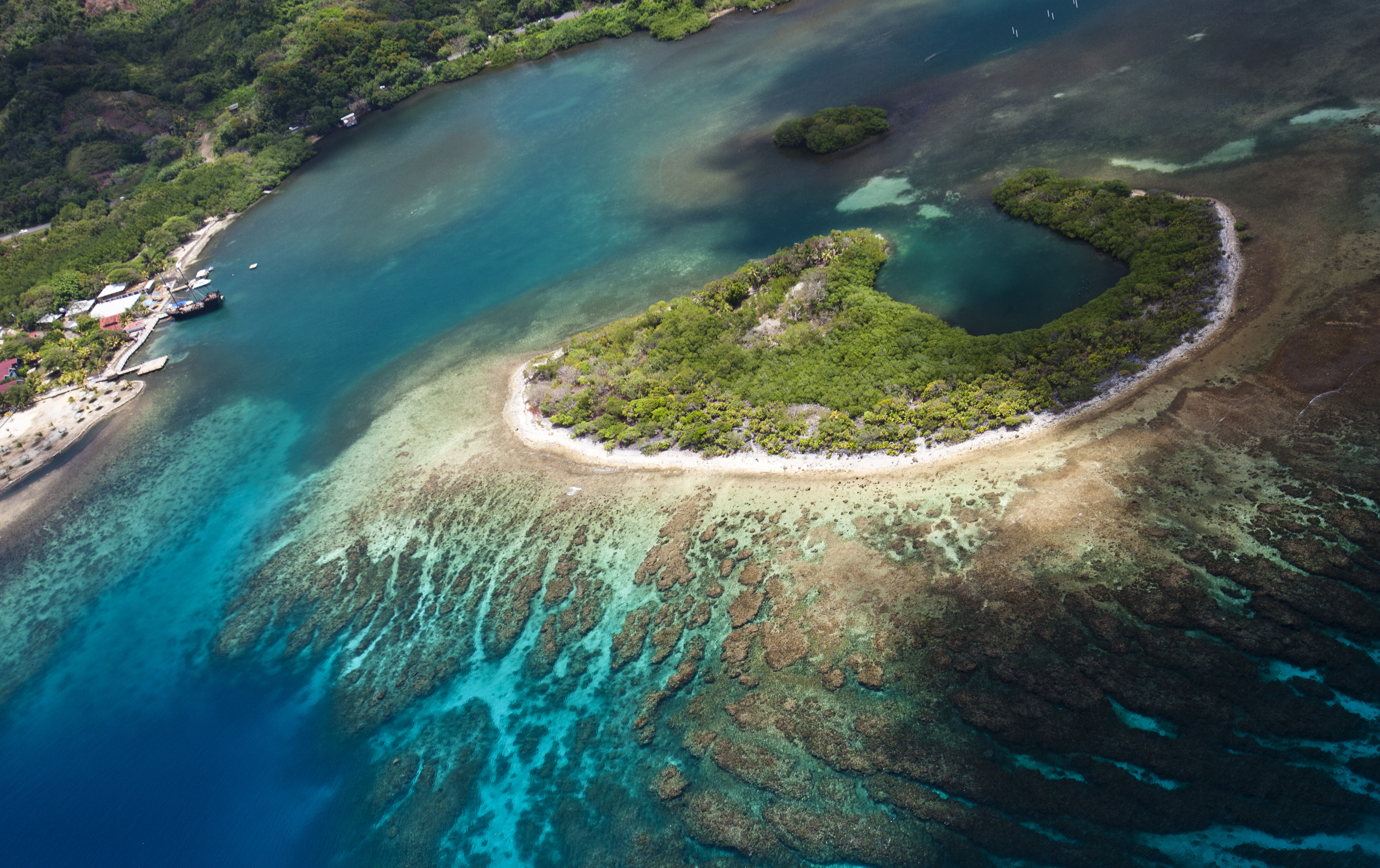 Best Islands to Live on for Starting Over: Roatan | Move to an Island