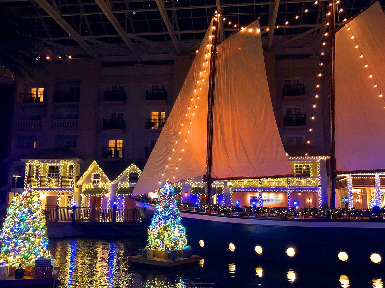 Gaylord Palms boat lights